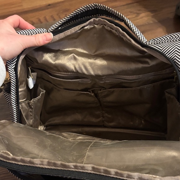 Ju-Ju-Be Chevron Pattern Diaper Bag - Picture 4 of 9